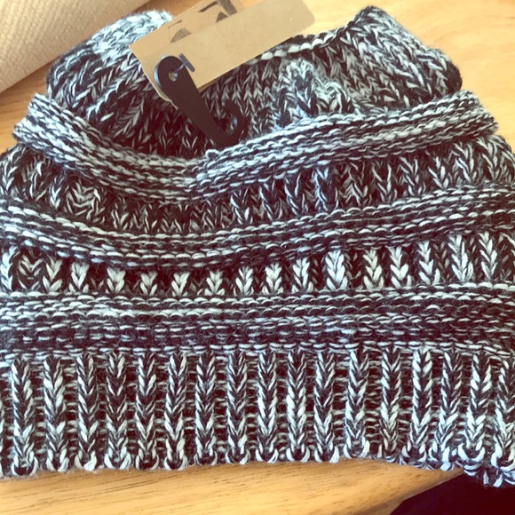 New Beanie with hole for pony - Picture 4 of 4